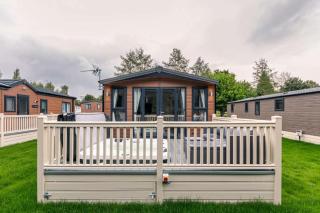 The Serenity Lodge with Hot Tub - 9