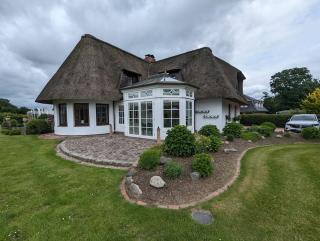 Unter Reet mit großem Garten - - 0