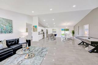 Glamorous Newly Built Pool Home, Tiki Hut, Huge Patio, Air Hockey in Delray Beach Near The Ave! - Delray Beach - 9