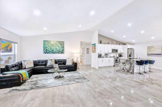 Glamorous Newly Built Pool Home, Tiki Hut, Huge Patio, Air Hockey in Delray Beach Near The Ave! - Delray Beach - 7