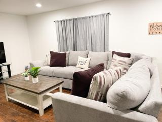 Large Fenced Backyard, Close to Speedway, Sleeps 6 By Vacation Your Way - 6