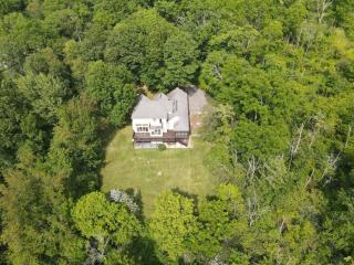 Secluded 4 bedroom with hot tub minutes from campus - 8