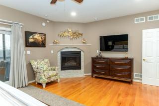 Secluded 4 bedroom with hot tub minutes from campus - State College - 4