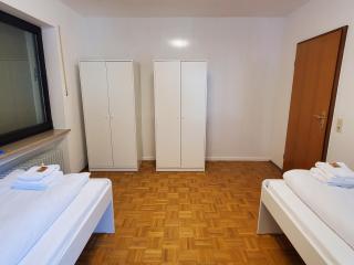 Monteurs Wohnung mit 6 Einzelbetten, Küche, Parkplatz und Balkon - Straubing - 9
