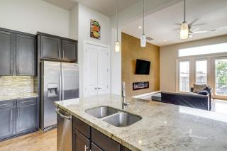 Houston Home w/ Rooftop Patio - 3 Mi to Downtown! - 5