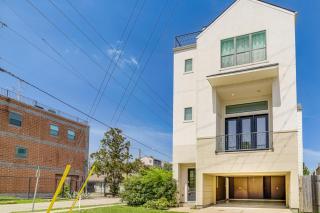 Houston Home w/ Rooftop Patio - 3 Mi to Downtown! - 8