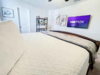 Stylish Family Home Near Lackland POOL - San Antonio - 2