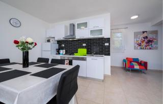 Awesome Home In Sveti Lovrec Labinski - Diminići - 4