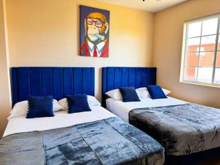 Spacious 4BR Fam Retreat King Bed WIFI And Parking - 9