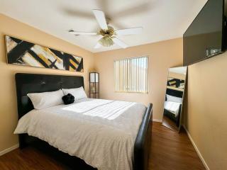 Spacious 4BR Fam Retreat King Bed WIFI And Parking - 8