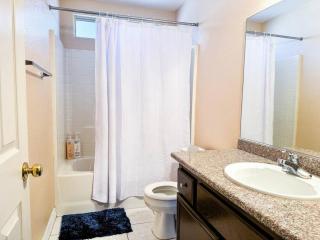 Spacious 4BR Fam Retreat King Bed WIFI And Parking - 4