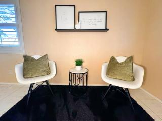 Spacious 4BR Fam Retreat King Bed WIFI And Parking - 3