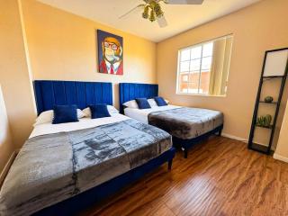 Spacious 4BR Fam Retreat King Bed WIFI And Parking - 1