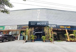 RedDoorz Premium at Regency Sunset Hotel - Angeles - 8