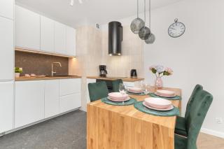 Latarników Estate Apartment with Balcony & Parking Gdańsk by Noclegi Renters - Danzig - 7