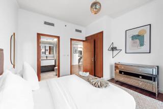 FIRST CLASS Stunning 2BR Apartment with Burj Khalifa Views in Downtown - 2