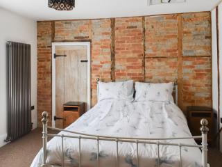 Cathedral View Farmhouse - Ely - 1