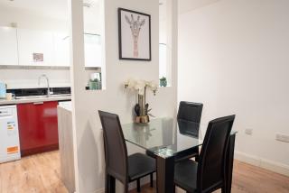 Spacious 1 bed Apartment with workspace, Coffee & FREE secure Parking - Birmingham - 1