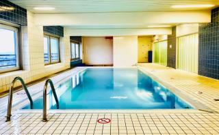 DOMspitzen-BLICK, cooles 2 Zimmer Apt mit Indoor-Swimmingpool auf dem Dach, Küche und Smart-TV - Cologne - 8