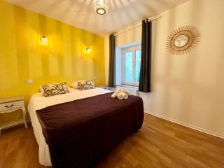 La Place du Château - Vue exceptionnelle sur le château de Blois - Blois - 7