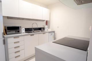 Two-Bedroom Luxury Apartment with Workspace, Free secure Parking & coffee - Birmingham - 6