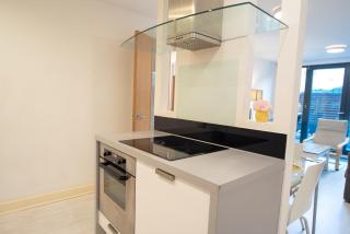 Two-Bedroom Luxury Apartment with Workspace, Free secure Parking & coffee - Birmingham - 5