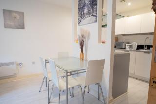 Two-Bedroom Luxury Apartment with Workspace, Free secure Parking & coffee - Birmingham - 3