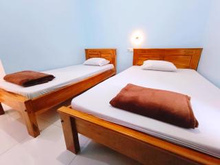 Wisma Kencana Syariah near UNS Mitra RedDoorz - 2