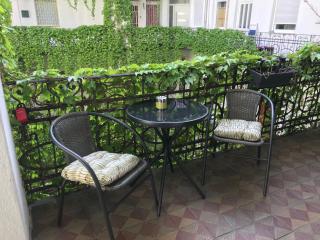 Beautiful newly refurbished studio,fully equipped apartment walking distance to the City Park where you will find the world famous Szechenyi thermal bath spa, Museums , and the Capital Circus , AC, smart TV, high speed internet - Budapest - 7