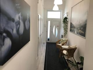A Lovley newly decorated fully equipped apartment walking distance to the City Park where you will find the world famous Szechenyi thermal bath spa, Museums , and the Capital Circus , AC, smart TV, high speed internet - Budapest - 4