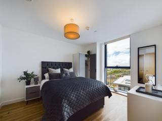 NEW! 2 Bedroom Flat in Manchester Waters by Stay With Us, Perfect for Families, Couples & Groups, FREE Private Parking! - Manchester - 4