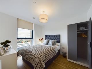 NEW! 2 Bedroom Flat in Manchester Waters by Stay With Us, Perfect for Families, Couples & Groups, FREE Private Parking! - Manchester - 6