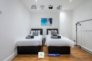 Serviced Accommodation London,4 Bed House,Sleeps 7 on 4 or 7 Beds,4 Car Driveway,WiFi,The London Stay Short Let Heathrow,Long Term Stays Welcome - Hounslow - 0