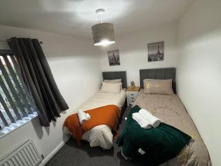 New Luxury 3 Bedroom House Next To COOP Stadium & Man City Stadium - Manchester - 3