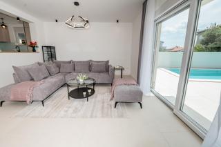 Villa Marin with massage pool, 3 min walk to the beach - Kaštela - 3