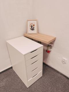 Room in front of Hala Targowa Station without window - Krakow - 6