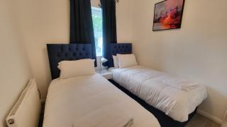 Garland Spacious 4 Bedroom House With Garden And Parking - 8