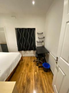 Charming 3-Bed Apartment in London - Hendon - 2