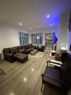 Charming 3-Bed Apartment in London - Hendon - 0