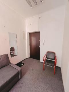 Room in front of Hala Targowa Station without window - Krakow - 3