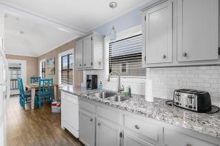 2 BR Beach Cottage - 2 min to Beach - Beach Towels - Myrtle Beach - 9
