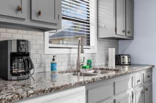 2 BR Beach Cottage - 2 min to Beach - Beach Towels - Myrtle Beach - 7