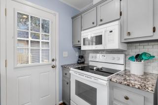 2 BR Beach Cottage - 2 min to Beach - Beach Towels - Myrtle Beach - 6