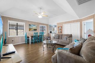 2 BR Beach Cottage - 2 min to Beach - Beach Towels - Myrtle Beach - 5