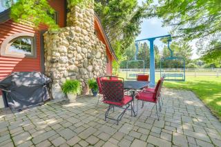 Peaceful Farmhouse with Fire Pit Near Town and Lake! - Harbor Springs - 7