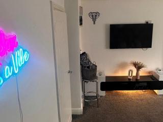 HouseSleeps5-Garden-Parking-PetsOK-Near Locks - 8