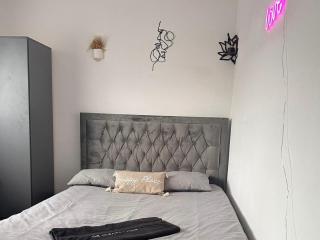 HouseSleeps5-Garden-Parking-PetsOK-Near Locks - 7