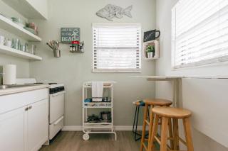 One bedroom private apartment two blocks to Beach! - Pompano Beach - 4