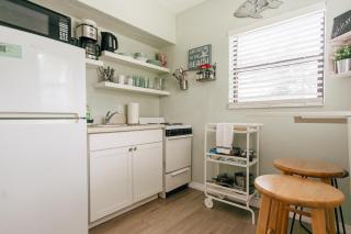 One bedroom private apartment two blocks to Beach! - Pompano Beach - 3