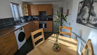 4ft Double bed with Parking, Kitchen, TV, Wi-Fi & Desk in Modern Townhouse, Long Eaton - Perfect for Contractors, Pilots, Business Travellers & more - 1